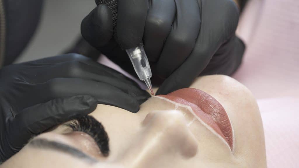 Outlining for lip tint